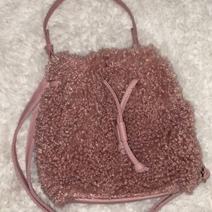 New Shearling bucket bag blush